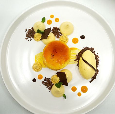 Cream Caramel Plating, Chocolate Mousse Plating Ideas, Creme Brulee Plating Ideas, Creme Caramel Plating, Creme Brulee Plating, Mango Creme Brulee, Dish Presentation, Bourbon Ice Cream, Pistachio Brittle