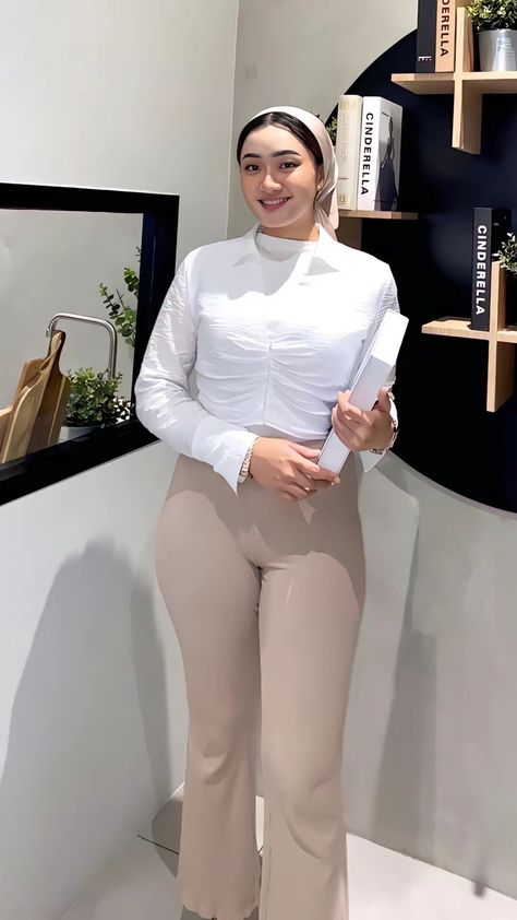 Awek Mantap, Muslimah Fashion Casual, Seluar Ketat, Best Jeans For Women, Modern Hijab Fashion, Busty Fashion, Muslim Women Hijab, Female Face, Seductive Clothes