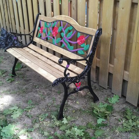 Neighbours completed old rusted garden Bench! She loved it! :) Park Bench Ideas, Buddy Bench, Painted Outdoor Furniture, Wood Bench Outdoor, Painted Benches, Park Benches, Furniture Redos, Bench Outdoor, Bench Ideas