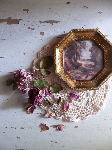 . C Art, Pastel Decor, Lavender Roses, Rose Cottage, Vintage Cottage, French Art, Shades Of Purple, Vintage Italian, Country Cottage