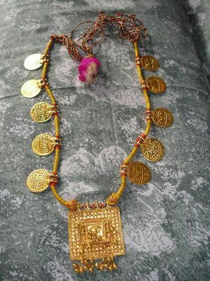 Beautiful nackless made by gold coins "Jhalra" Kolhapuri Saaj, Gold Coin Jewelry, Dubai Gold Jewelry, Jewelry Necklace Simple, Necklace Traditional, Bridal Jewelery, Antique Gold Jewelry Indian, Bridal Jewelry Vintage, Modern Gold Jewelry