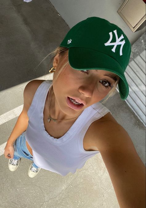 Yankee Hat Aesthetic, Ny Yankees Hat Outfit, Yankee Hat Outfits Women, Ny Cap Outfit, Yankees Cap Outfit, New York Yankees Hat Outfit, Outfit Drip, Nyc Hat, Ny Cap