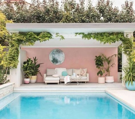 a small and cozy cabana with a pink statement wall, potted plants, comfy furniture and a coffee table on hairpin legs Cabana Decor, Pool Gazebo, Pool Cabanas, Living Pool, Exterior Inspiration, Pool Cabana, Dream Pools, Casa Exterior, Backyard Pool Designs