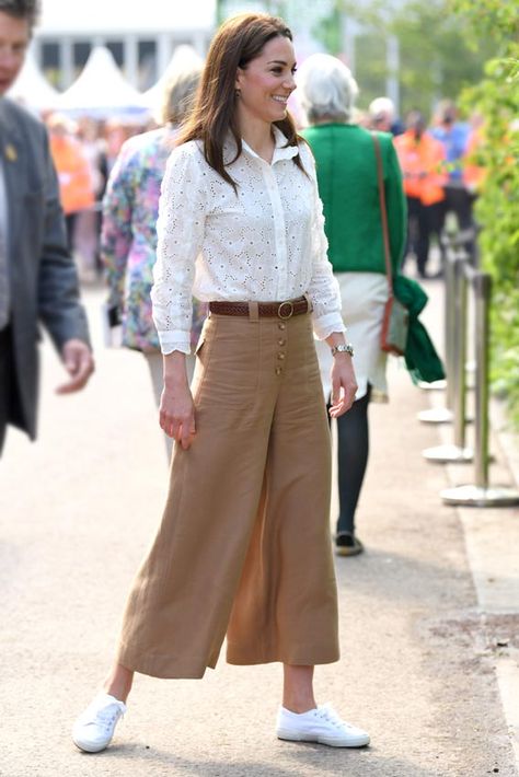 Kate Middleton y sus trucos para parecer más alta sin tacones - Foto ?utm_medium=social_media&utm_campaign=hola&utm_source=Facebook&fbclid=IwAR3ohg_JxTes17MVYgWGEWmjnPQfigZeFNptPsnjAtYsGI3fncOYM3EC1YQ Vestidos Kate Middleton, Ducesa Kate, Kate Middleton Stil, Moda Kate Middleton, Kate Middleton Style Outfits, Düşes Kate, Chanel Dresses, Looks Kate Middleton, Paperbag Hose