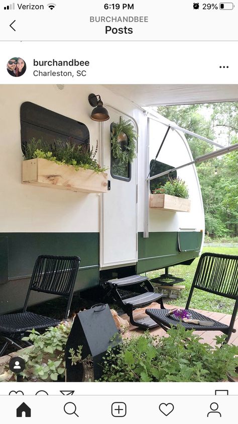 Rv Outside Decorating Ideas, Vintage Rv Interior, Rv Exterior Remodel, Rv Exterior Paint, Rv Life Hacks, Vintage Trailer Remodel, Rv Exterior, Rv Interior Remodel, Tiny House Camper