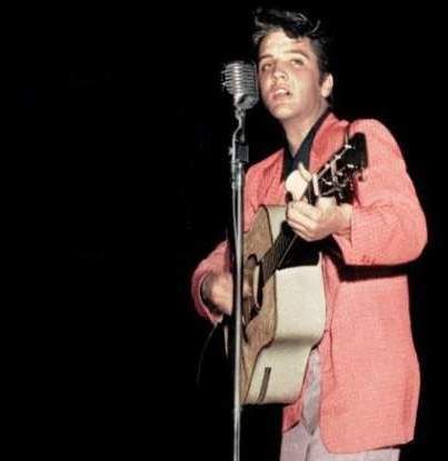 Elvis on stage in Fort Homer ( Florida ) in july 31, 1955. 70s Retro Fashion, Scotty Moore, Young Elvis, Elvis Presley Photos, Pink Suit, 70s Retro, Pink Jacket, American Singers, Playing Guitar