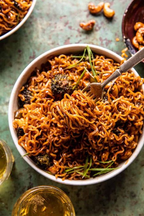 20 Minute Stir Fried Honey Ginger Sesame Noodles | halfbakedharvest.com Nyt Recipes Dinners, Yummy Weeknight Dinners, Party Dinner Ideas, Half Baked Harvest Recipes, Hungry Eyes, Recipes Healthy Dinner, Sesame Noodles, Honey Ginger, Dinner Recipes Healthy