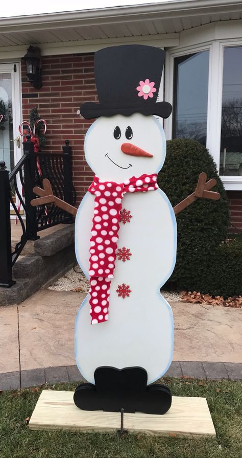 Holiday Yard Signs, Snowman Boards, Snowman Arms, Snowman Outdoor Decorations, Diy Snowman Decorations, Snowman Ideas, Halloween Crafts To Sell, Wooden Snowmen, Wood Snowman