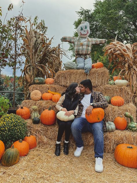 Alt Couples Fall Ideas, Matching Pumpkin Patch Outfits Couples, Pumpkin Patch Couple Outfit, Couple Dates Ideas, Pumpkin Patch Poses Couple, Pumpkin Patch Photoshoot Couples, Pumpkin Patch Instagram Pictures, Couple Outfits Fall, Pumpkin Patch Outfit Couple