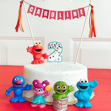 Erica James-Maker & Shop Owner on Instagram: “Can you tell me how to get....how to get to Sesame Street? 💛🎶💚 Toys on Cakes is my absolute favorite cake decorating hack 🎂 @megndoss…” Sesame Street 2nd Birthday, Sesame Street Birthday Cakes, Sesame Street Cake, Decorate A Cake, Elmo Cake, White Birthday Cakes, Name Cake Topper, Elmo Birthday Party, Name Cake