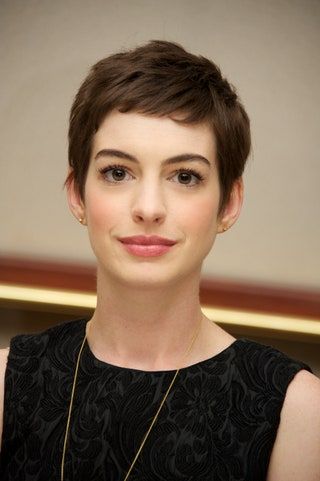 Anne Hathaway Short Hair, Anne Hathaway Pixie, Brown Pixie, Pixie Haircuts, Anne Hathaway, Dark Brown Hair, Short Pixie, Hair Short, Pixie Hairstyles