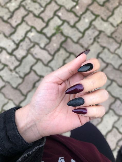 Burgundy and black autumn nails Black Burgundy Nails, Nails Burgundy And Black, Black And Burgundy Nails, Burgundy And Black Nails, Nails Burgundy, Witchy Nails, Gothic Nails, Burgundy Nails, Black Nail