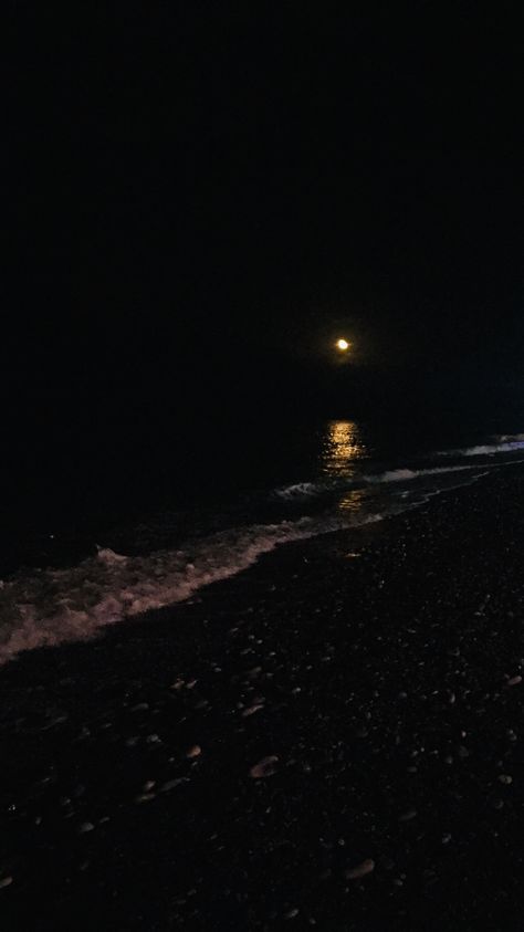 Dagat At Night, Dark Beach, Sea Stories, Ocean At Night, Nostalgic Pictures, Instagram Story Filters, Beach At Night, Night Pictures, Night Scenery