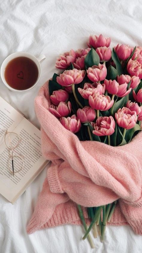 Frühling Wallpaper, Rose Flower Wallpaper, Book Flowers, Flower Therapy, Blogger Tips, Beautiful Bouquet Of Flowers, A Cup Of Tea, Spring Aesthetic, Coffee And Books