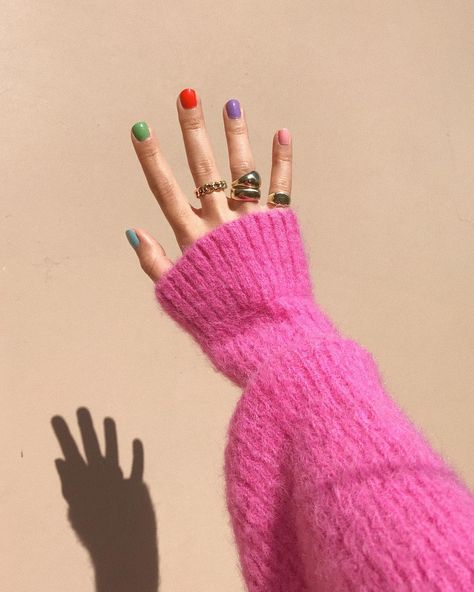 The buzziest nail polish trend on Instagram has lasted two full seasons, and it's not going away anytime soon. Click here to see which one it is. Multicolored Nails, Ombré Nails, Nagellack Trends, Spring Nail Trends, Nail Trend, Cute Acrylic Nail Designs, Nail Swag, Acrylic Nails Coffin Short, Gradient Nails