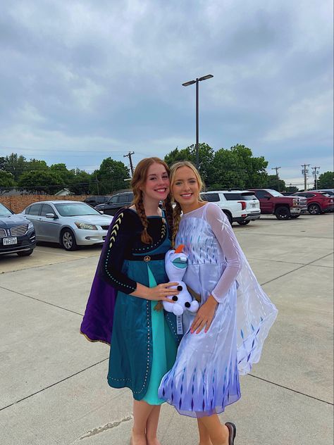 Two teenage girls dressed for Halloween! Diy Anna And Elsa Costume, Duos Dress Up, Anna Elsa Halloween Costume, Best Friend Halloween Costumes Disney, Elsa Anna Costume, Cute Duo Halloween Costumes Best Friends Disney, Disney Costumes For 3 People, Halloween Costume For Sisters, Disney Friend Costumes