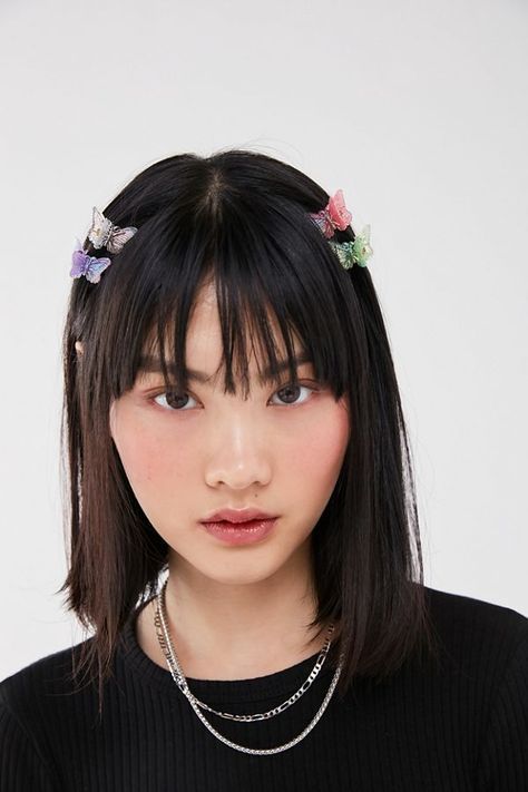 How To Pull Off The 90s Hair Clip Trend With Short Hair - Society19 Hair Clips 90s, Clip Hairstyles, 90s Hairstyles, Peinados Fáciles Para Cabello Corto, Butterfly Hair Clip, Penteado Cabelo Curto, Keith Urban, Butterfly Hair, Trending Hairstyles