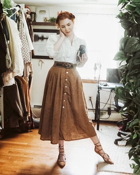 Rachel Maksy on Instagram: “Been slacking in the outfit department (obviously) so I wanted to put something together for going to pick up home renovation supplies and…” Lucille Aesthetic, Rachel Maksy Outfits, Piratecore Fashion, Rachel Maksy, Cottagecore Outfits, Vintage Inspired Fashion, Vintage Inspired Outfits, Zooey Deschanel, 1940s Fashion