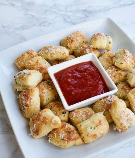 Copycat Domino's Parmesan Bread Bites: my fam loves my pizza, but also loves these parm bites. Very delish copycat recipe. Spot on. Garlic Parmesan Bites, Parmesan Bread Bites Recipe, Dominos Recipe, Parmesan Bread Bites, Bread Bites Recipe, Parmesan Bites, Bread Bites, Chicken Breast Crockpot Recipes, Parmesan Bread