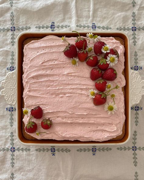 Easy Strawberry Cake, Cottage Party, Dozen Cupcakes, Hello June, Strawberry Buttercream, Strawberry Puree, Strawberry Cake, Oui Oui, Pretty Cakes