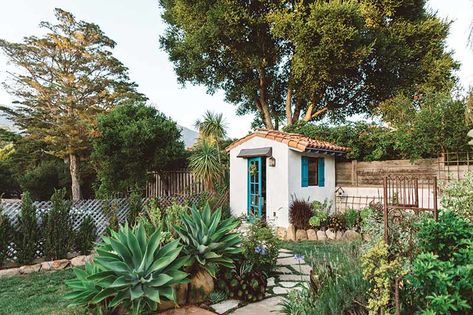 A Cottage Garden the California Way - Cottage Journal Slow Flower, Cottage Journal, California Garden, English Cottage Garden, Mediterranean Garden, Native Garden, Small Backyard Patio, Event Flowers, English Cottage