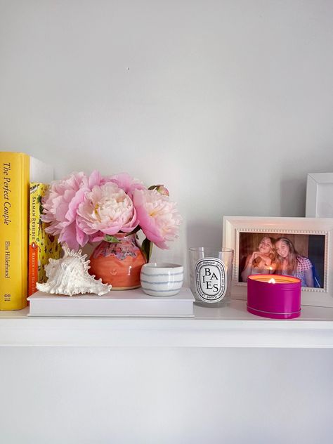 Rooms Preppy, Sorority Room, Flowers Candles, College House, Dorm Room Inspiration, College Room, Preppy Room, Room Goals, Cute Bedroom Decor