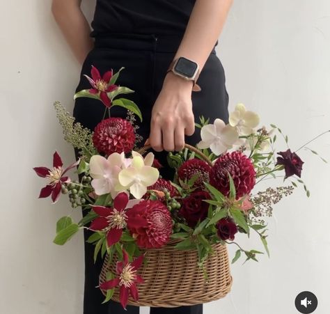 Flower Basket Arrangement, Bouquet Basket, Floral Designs Arrangements, Basket Flower Arrangements, Flower Shop Decor, Flower Arrangement Designs, Flower Bouquet Diy, Boquette Flowers, Flower Gift Ideas