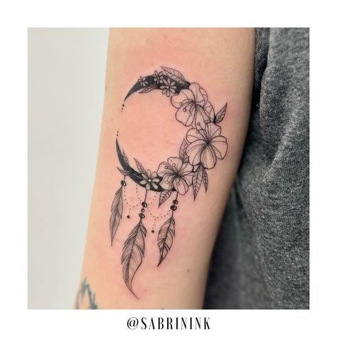 Moon with flowers and feathers delicate tattoo 🌙💐🪶 #finelinetattoo #moontattoo #delicatetattoo Dreamcatcher Moon Tattoo, Moon Dreamcatcher Tattoo, Sag Sign, Moon With Flowers, Flowers And Feathers, Moon Dreamcatcher, Dream Catcher Tattoo, Delicate Tattoo, Moon Flower