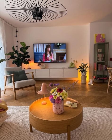 Minimal Colourful Living Room, Living Room Appartement Aesthetic, Dinning And Living Area Design, Bright Color Living Room Designs, Apartment Inspiration Colorful, Minimalist Colourful Living Room, Modern Artsy Living Room, Soft Living Room Aesthetic, Minimalist Colorful Living Room