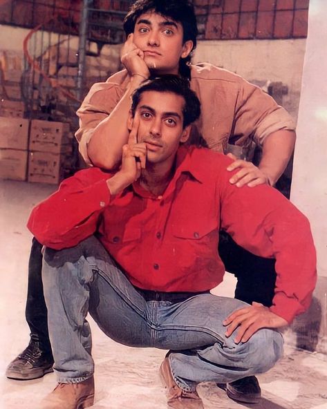 Mera Naam Joker, Pather Panchali, Andaz Apna Apna, Bollywood Aesthetic, 90s Bollywood Aesthetic, Salman Khan Photo, Gents Kurta, Wallpaper Themes, Bollywood Pictures