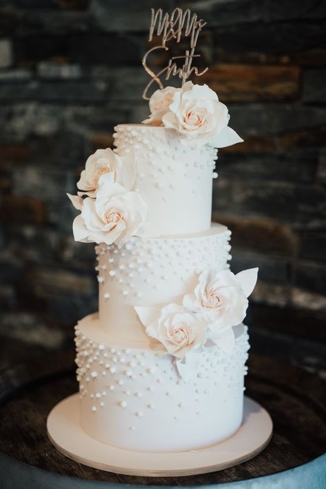 wedding cake, cake design, wedding cake style, cake design Wedding Cake Minimalist, Classic Minimalist Wedding, African Wedding Cakes, Classy Wedding Cakes, Elegant Wedding Cake Toppers, Yarra Valley Wedding, Wedding Cake Pearls, Flowers And Pearls, Pearl Cake