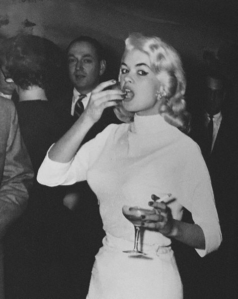 Jayne Mansfield photographed in 1956 #jaynemansfield Pink Goddess, Preppy Wedding, Diana Dors, Jayne Mansfield, Old Hollywood Glam, Actrices Hollywood, Celebrity Moms, Norma Jeane, Hollywood Legends