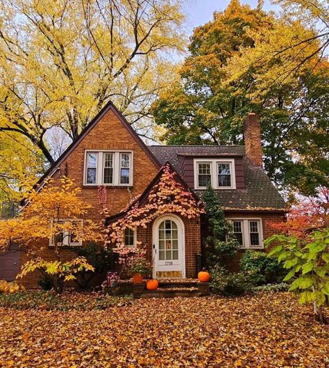 Fall Houses Exterior, Homes Aesthetic, Leaves On The Ground, Fall Cottage, Fall House, Cozy Cottagecore, Cute Houses, Cottagecore Vibes, Tudor Style Homes