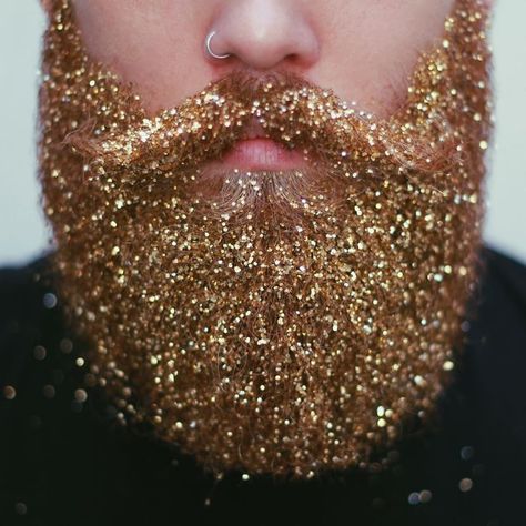 Glitter Beard Glitter Beard, Glitter Beards, Beard Trend, Glitter Roots, Make Up Gold, Beard Kit, Glitter Party, Moustaches, 2016 Trends