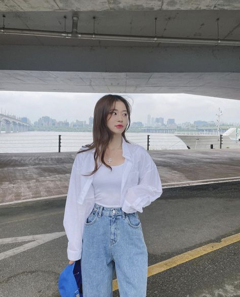 Korean Blue Jeans Outfit, White Top And Jeans Outfit Aesthetic, White Shirt Outfit Korean, White Shirt Blue Jeans Outfit Women, Kemeja Style, Jeans Outfit Korean, Outfits Camisa, 2023 Photoshoot, White Shirt And Blue Jeans