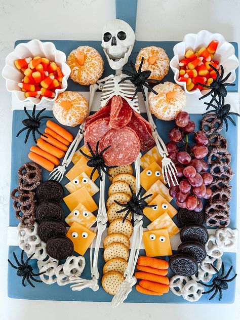 Halloween Char”boo”terie board - Veronika's Blushing Flamingo Halloween Costume, Halloween Deserts, Hocus Pocus Party, Hosting Ideas, Halloween Party Snacks, Halloween Treats For Kids, Party Tablescapes, Halloween Appetizers, Toddler Halloween Costumes