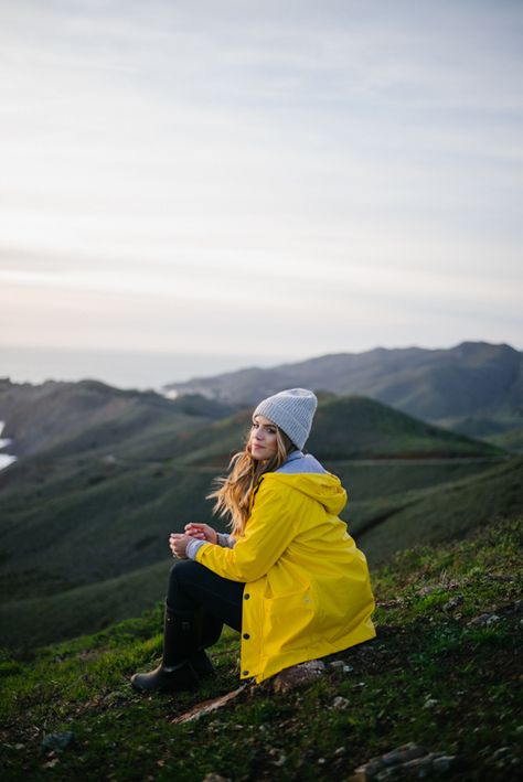 Gal Meets Glam Marin Headlands Ireland Girl, Cheap Raincoats, Yellow Rain Jacket, Marin Headlands, Patagonia Fleece Jacket, Hunter Outfit, Julia Berolzheimer, Yellow Raincoat, Estilo Hippie