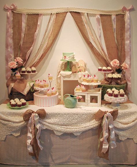 Vintage Princess Party, Baby Shower Elegante, Shabby Chic Cupcakes, Wedding Cupcakes Rustic, Cupcake Table, Dessert Table Backdrop, Table Backdrop, Chic Baby Shower, Vintage Dessert