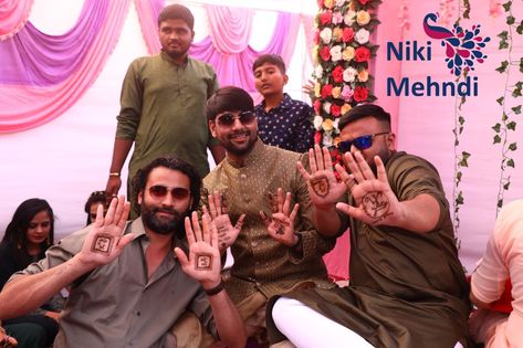 Mehandi Group Poses, Groom Mehendi Photoshoot, Groom Mehandi Poses, Mehandi Stills, Boy Mehndi, Mens Mehndi, Haldi Boy, Mehandi Pose, Mehndi Groom