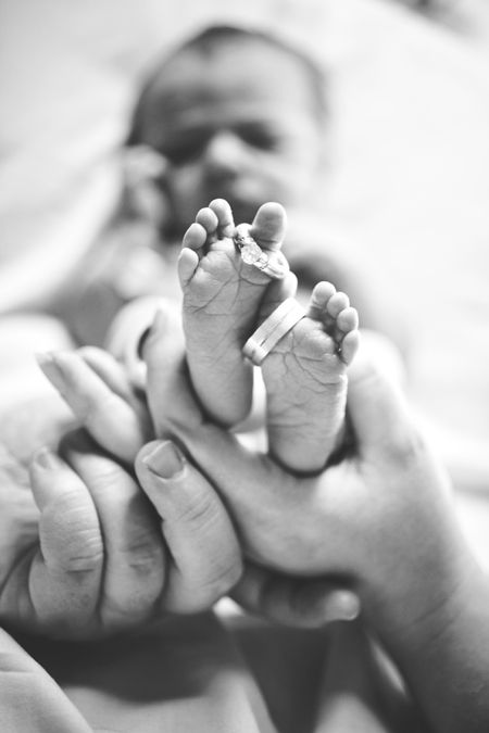 Baby Feet With Wedding Rings, Girl Newborn Shoot, Ring Photoshoot, Newborn Hospital Pictures, Must Have Wedding Photos, Diy Newborn Photography, Toddler Photoshoot, Ring Selfie, Hospital Pictures