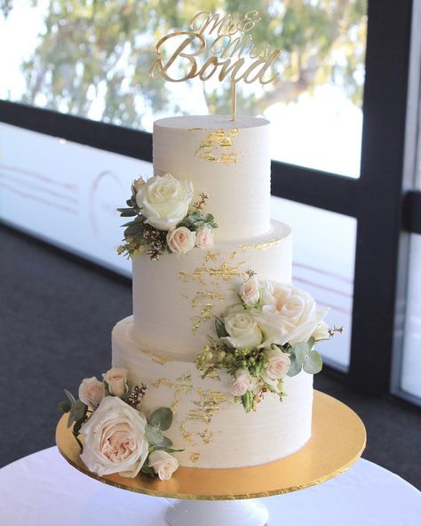 Wedding Tiered Cake, Wedding Cake Designs Romantic, Cake Decor Wedding, 50th Anniversary Cakes Gold 2 Tier, Wedding Cakes With Gold Accents, Wedding Cakes Elegant Romantic Gold, Bride Cake Wedding, Wedding Cake 2024, Wedding Cakes With Gold