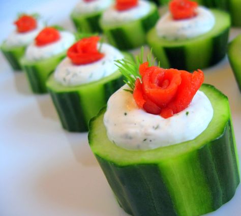 cucumber cups, filled with a taziki-esque cream cheese, sour cream and dill filling with a smoked salmon rose. Cucumber Cups, Cucumber Bites, Pecan Bars, Snack Prep, Carrot Juice, Thanksgiving Appetizers, Vegetable Drinks, Smoked Salmon, Light Recipes