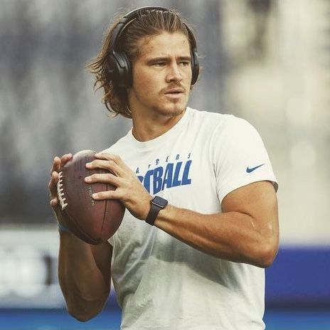 Justin Herbert, Award Show Dresses, Cute Football Players, Baseball Quotes, Ideal Man, Los Angeles Chargers, Oregon Ducks, Sports Photos, Baseball Mom