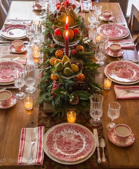 Old World Christmas Tablescape, Christmas Breakfast Tablescape, Christmas Fruit Centerpieces, English Table Setting, Traditional Christmas Tablescape, Old English Christmas Decor, English Country Christmas, Vintage Christmas Table Settings, Sugared Fruit