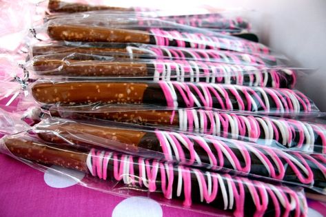 Minnie Mouse Party Favor, Dipped Pretzel Rods, Baby Shower Food For Girl, Minnie Mouse Theme Party, Dipped Pretzels, Baby Shower Snacks, Minnie Mouse 1st Birthday, Minnie Mouse Baby Shower, Minnie Birthday Party