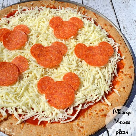 Planning a mickey mouse party? Check out this round-up of Disney inspired ideas for the perfect Mickey party! #mickeymouse #disney #disneyparty #partyplanning #mickeymousepizza #mickeyparty Mickey Mouse Clubhouse Party Ideas, Clubhouse Party Ideas, Birthday Party Food For Adults, Party Food For Adults, Γενέθλια Mickey Mouse, Disney Baking, Disney Dinner, Mickey Mouse Clubhouse Party, Bolo Minnie