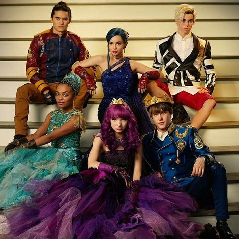 Cast of Descendants 2 Cameron Boyce, Mitchell Hope, Dove Cameron, China McClain, Sofia Carson, and BooBoo Stewart Disney Descendants 2, Mal Descendants, Disney Descendants Movie, Descendants Characters, Descendants Party, Disney Descendants 3, Disney Channel Descendants, Descendants Cast, The Descendants