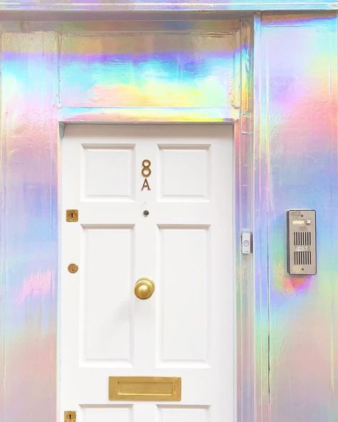 Once you open up the door to using our Laki #ThroatSoaks as part of your daily oral health routine, there's no going back. 👋 Beyond supporting overall throat and oral health, they also naturally freshen bad breath. 💫⁠ ⁠ Photo by @cestmaria Iridescent Decor, Holographic Wallpapers, Salon Suites, London Street, Photo Design, Photography Design, Pastel Aesthetic, Color Theory, My Dream Home