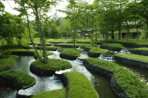 Hoshinoya Karuizawa | HomeDSGN, a daily source for inspiration and fresh ideas on interior design and home decoration. Taman Air, Wood Fences, Stunning Hotels, Karuizawa, Desain Lanskap, Japanese Landscape, Landscaping Supplies, Landscaping Tips, Green Park