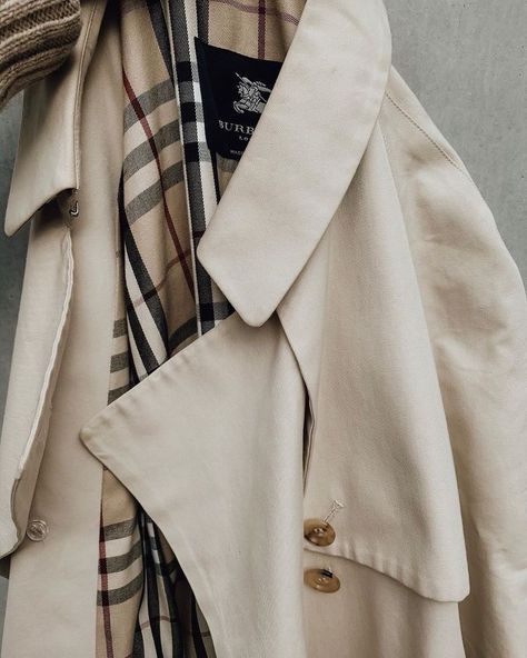 Burberry Aesthetic, Back To University, Burberry Trenchcoat, Birkin Mom, London Dreams, Kensington Gardens, Elizabeth James, Burberry Trench Coat, Jo Malone